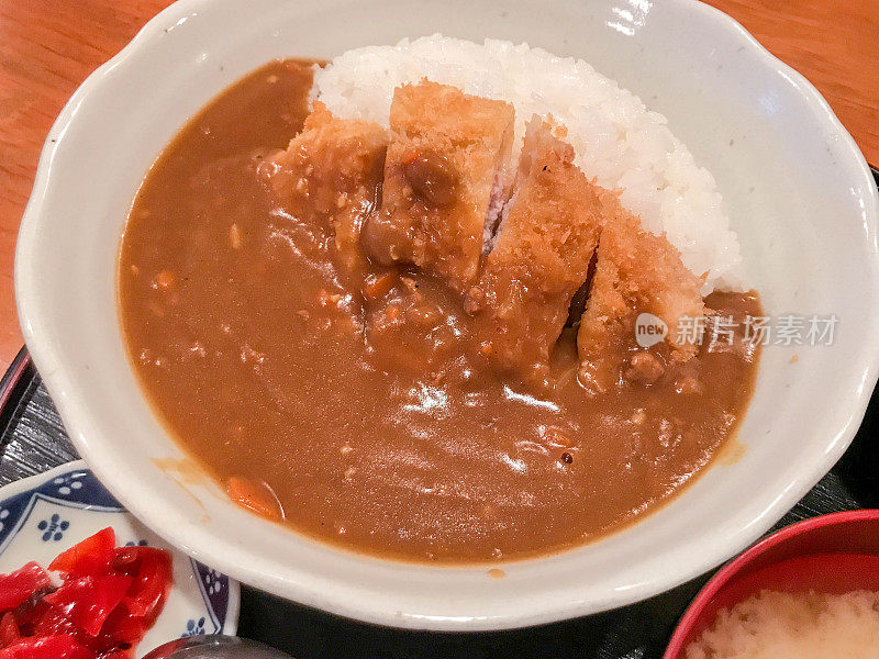 日式“katsu kare”的细节——日式咖喱饭和猪排